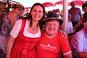 Wirtin Anita mit Stammgast und Rübezahl-Alm Fan Alois Knürr, Verleger und Autor aus München(©Foto. Martin Schmitz)